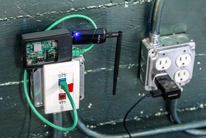 rogue-forward-poios-klevei-to-wifi-mou